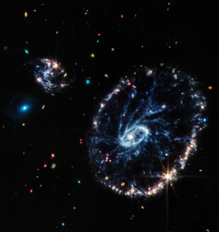 Webb captura gimnasia estelar en la galaxia Cartwheel